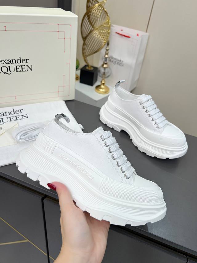 Alexander Mcqueen 亚历山大麦昆系带圆头 低帮 贝壳头休闲鞋 情侣鞋米兰时装周T台走秀款，时尚代表的小姐姐，肯定要走在时尚的风口！鞋子独特的个性