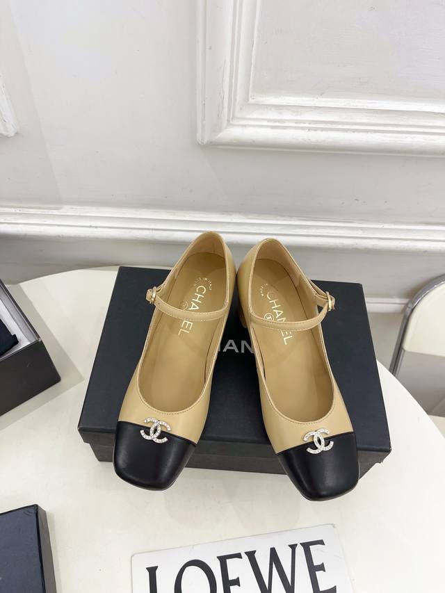 小香 25 2025 春夏新品 专柜经典走秀款 小香双C水钻方头粗跟玛丽珍单鞋 系列上新 Bs时尚圈的绝绝子 搭配将演绎着细致 极简 永不褪去的经典元素 展现与