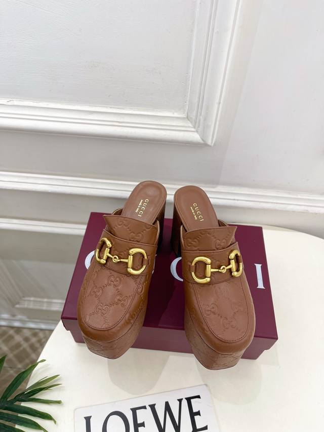 Gucci 古驰 25 G家 主打系列终于面世，狠货值得期待！原有的经典 创造新设计 Bs春夏新款 经典马衔扣Gg压花高跟防水台穆勒鞋 代购级别！高级感十足！国