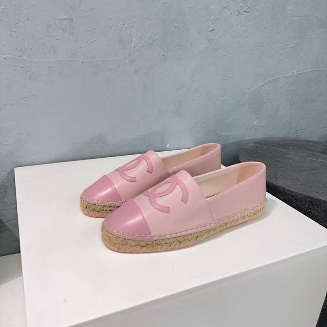 高品质出厂 ！常年做货！原单顶级欢迎对比！24Ss四季经典新色双C渔夫鞋！原版购入开发！面料坚持原版开发，坚持版型与正品一致！原单渠道大厂生产！质量、版型、颜色