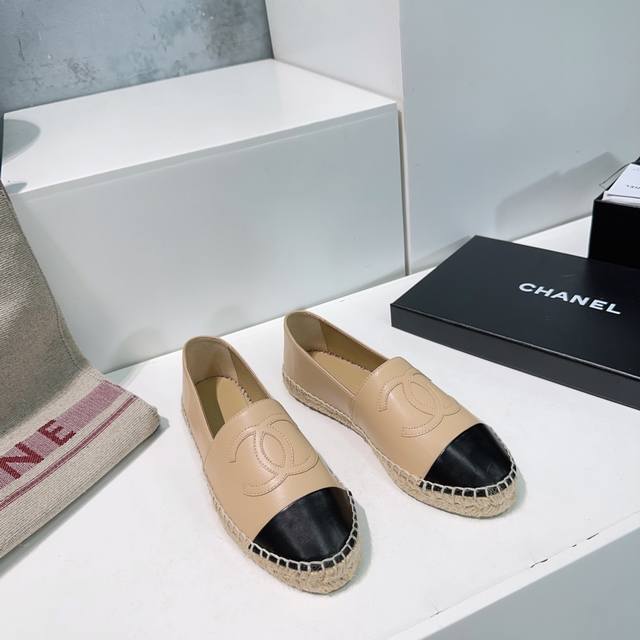 高品质出厂 ！常年做货！原单顶级欢迎对比！24Ss四季经典新色双C渔夫鞋！原版购入开发！面料坚持原版开发，坚持版型与正品一致！原单渠道大厂生产！质量、版型、颜色