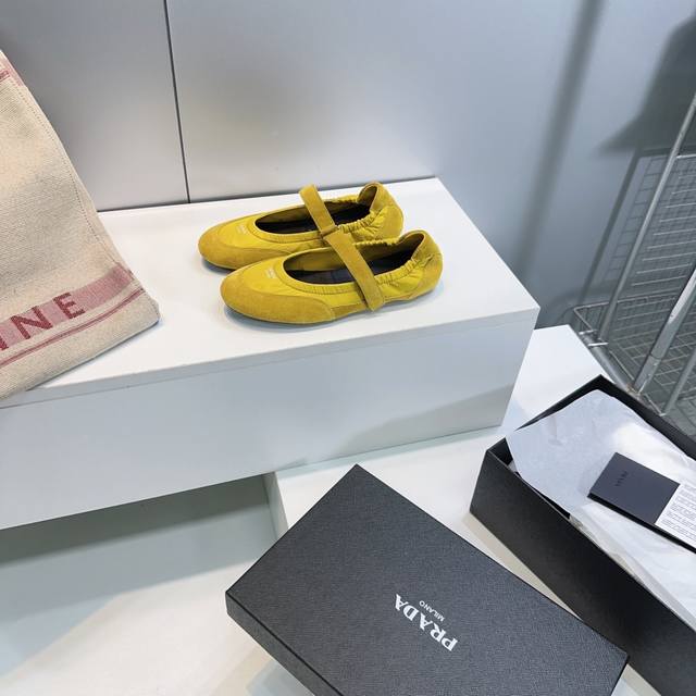 高品质出厂 ！顶级品质Prada 普拉达25秋冬新款一字扣带德训鞋阿甘休闲鞋！ 鞋面麂皮有肌理感，内里羊皮包裹，软软糯糯的！ 鞋垫加厚小羊皮，踩上去无比舒适，有