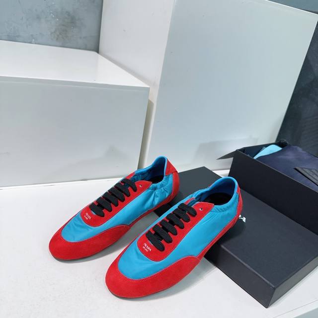 高品质出厂 ！顶级品质Prada 普拉达25春夏新款德训鞋阿甘休闲鞋！ 鞋面麂皮有肌理感，内里羊皮包裹，软软糯糯的！ 鞋垫加厚小羊皮，踩上去无比舒适，有支撑感，