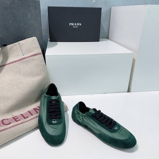 高品质出厂 ！顶级品质Prada 普拉达25春夏新款德训鞋阿甘休闲鞋！ 鞋面麂皮有肌理感，内里羊皮包裹，软软糯糯的！ 鞋垫加厚小羊皮，踩上去无比舒适，有支撑感，
