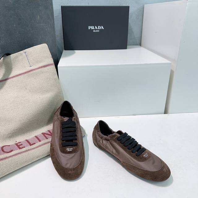 高品质出厂 ！顶级品质Prada 普拉达25春夏新款德训鞋阿甘休闲鞋！ 鞋面麂皮有肌理感，内里羊皮包裹，软软糯糯的！ 鞋垫加厚小羊皮，踩上去无比舒适，有支撑感，