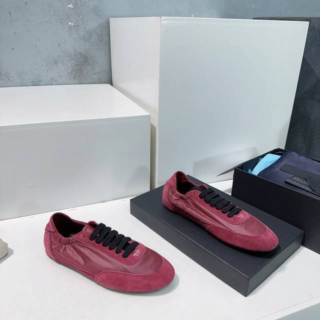 高品质出厂 ！顶级品质Prada 普拉达25春夏新款德训鞋阿甘休闲鞋！ 鞋面麂皮有肌理感，内里羊皮包裹，软软糯糯的！ 鞋垫加厚小羊皮，踩上去无比舒适，有支撑感，