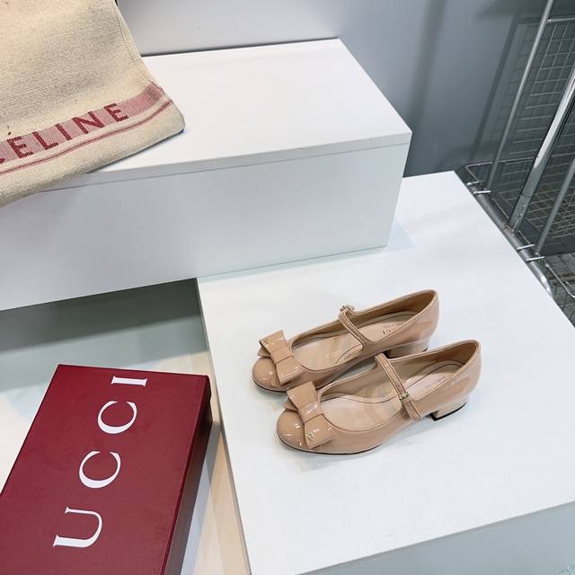 高品质出厂 ！顶级品质Gucci古驰2025秋冬新款G家新款漆皮一字扣带玛丽珍粗跟圆头单鞋 这款浅口鞋甄选进口软漆皮打造，匠心融蕴经典蝴蝶结造型配件，中跟圆头和