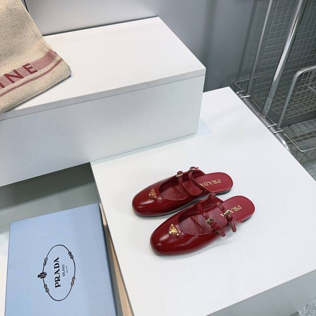 高品质出厂 ！顶级品质Prada普拉达经典三角标一字扣带玛丽珍鞋平底半拖单鞋！ 杨颖同款氛围感穿搭来袭 三角标点缀 轻松Get时髦气息 鞋面采用进口油蜡羊皮 马