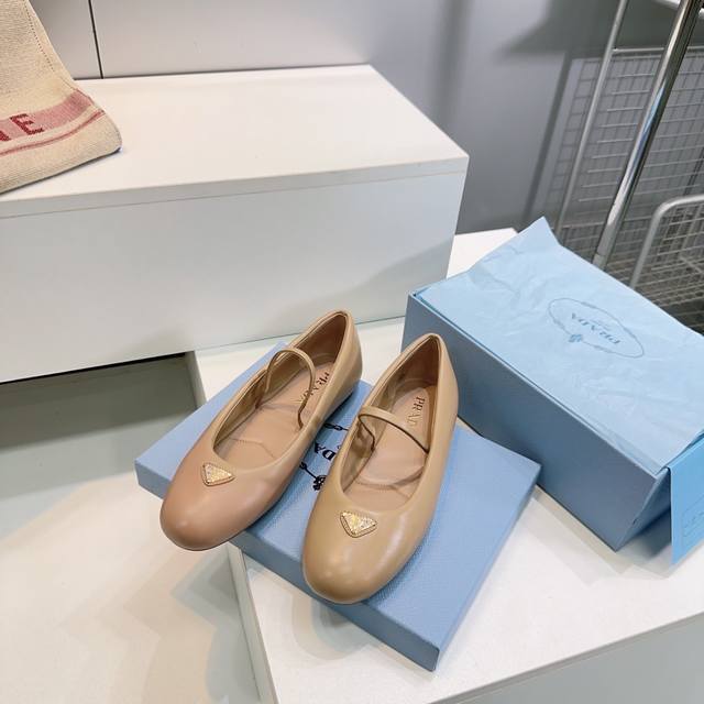 高品质出厂 ！顶级品质Prada普拉达经典三角标一字扣带玛丽珍鞋平底乐福鞋单鞋！ 杨颖同款氛围感穿搭来袭 三角标点缀 轻松Get时髦气息 鞋面采用进口混种羊皮