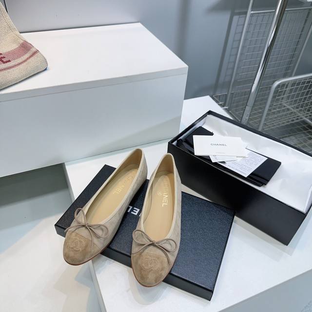 高品质出厂 ！常年做货原单顶级！欢迎对比！Chanel小香新品羊麂皮蝴蝶结芭蕾舞鞋平底单鞋！ 这款小香芭蕾舞鞋实在太经典了，每个女孩都要有的一款，永不过时的经典