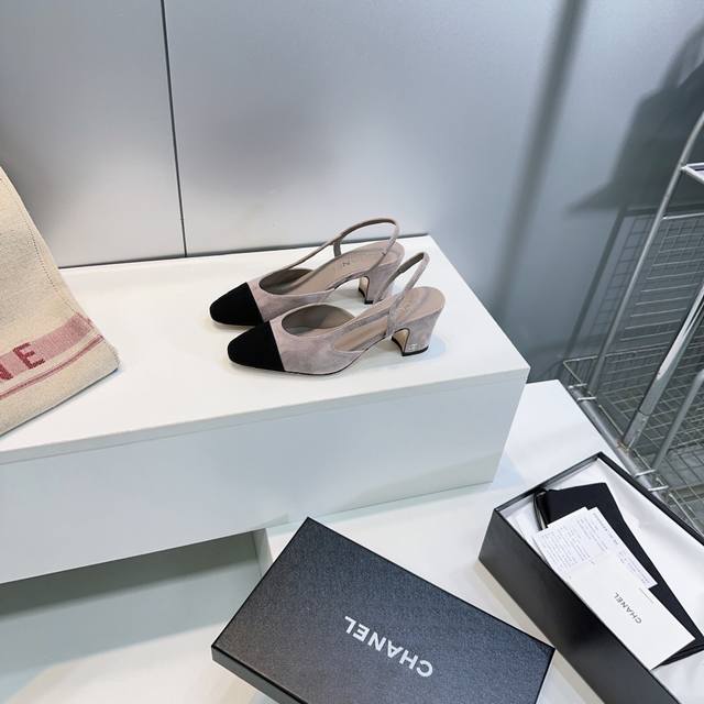 高品质出厂 ！常年做货原单顶级！欢迎对比！香奈儿Chanel小香经典复古麂皮芭蕾舞后空凉鞋！ 平底 中跟！原版购入开发！版型、颜色质感原版一致！ 经典之作 鞋面