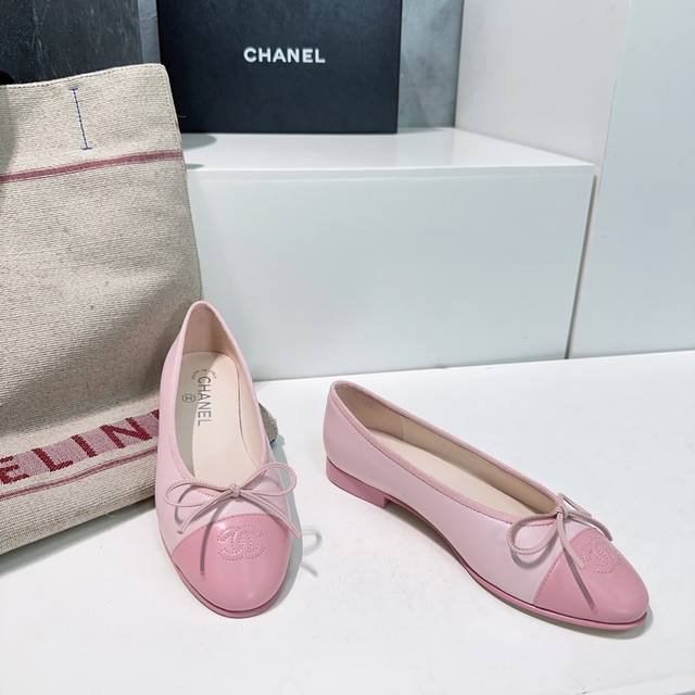 高品质出厂 ！常年做货原单顶级！欢迎对比！Chanel小香新品蝴蝶结芭蕾舞鞋平底单鞋！ 这款小香芭蕾舞鞋实在太经典了，每个女孩都要有的一款，永不过时的经典系列