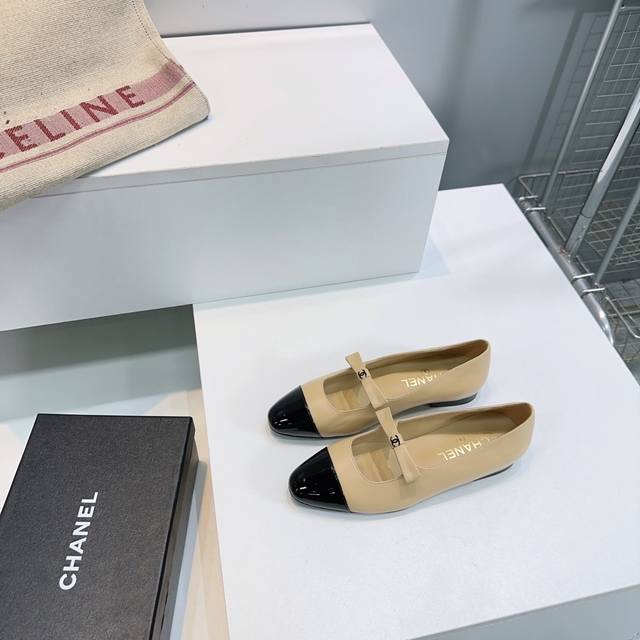 高品质出厂 ！顶级品质Chanel香奈儿25秋冬新品小香双C扣蝴蝶结玛丽珍平跟单鞋！ 简约大方的外观，使其在城市街头也能轻松搭配各种服饰，展现您的独特品味。优雅
