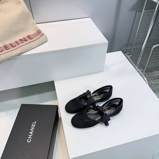高品质出厂 ！顶级品质Chanel香奈儿25秋冬新品小香双C扣蝴蝶结透气网面玛丽珍平跟单鞋！ 简约大方的外观，使其在城市街头也能轻松搭配各种服饰，展现您的独特品