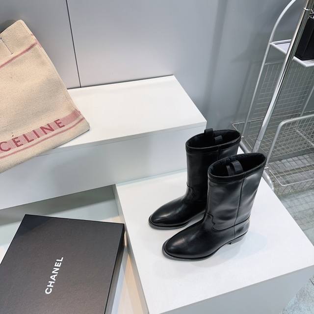 高品质出厂 ！顶级品质Chanel 香奈儿25秋冬小香麂皮拼色一脚蹬骑士短靴中靴！复古风靴子西部牛仔短靴！ 当小香的优雅邂逅西部风情，这几双靴子便是最好的诠释。