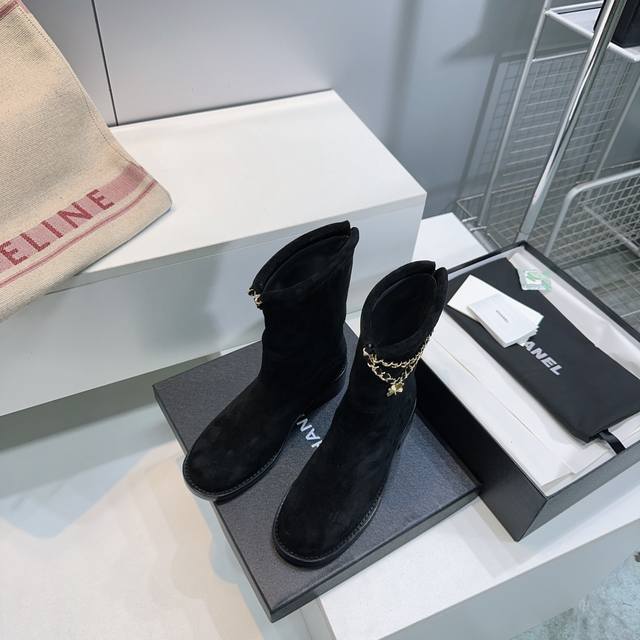 高品质出厂短靴 ！顶级品质欢迎对比！Chanel小香25Ss秋冬新品四叶草双C扣链条牛反绒一脚蹬直筒圆头粗跟短靴、长靴系列！ 标志性的双C元素与幸运的四叶草巧妙