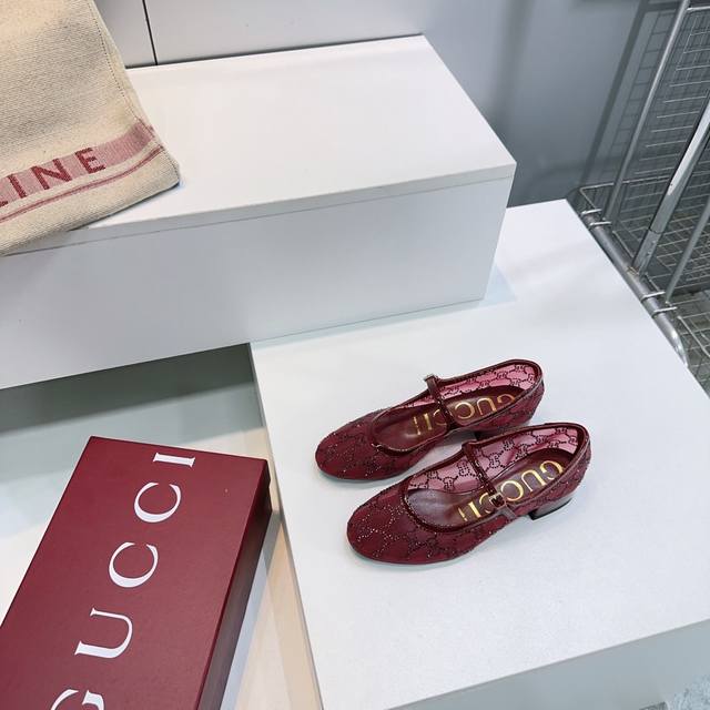 高品质出厂 ！顶级品质Gucci古驰2025春夏新品网纱烫钻一字扣带粗跟玛丽珍圆头单鞋！鞋面缀饰闪耀夺目的水晶细节，尖头设计别具匠心，为整体廊形增添优雅精致美感