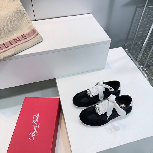 高品质出厂 ！顶级品质Rogervivier 罗杰维维亚25秋冬Rv新品女士运动休闲鞋麂皮迷你钻扣搭扣刺绣新款！ 摩登设计与精湛技艺，完美诠释了巴黎左岸至臻永恒