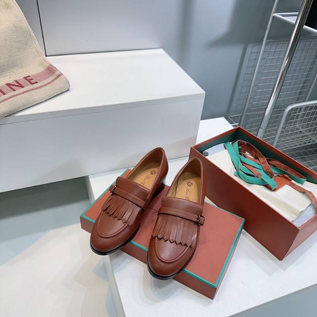 高品质出厂400！小众潮牌Loro Piana诺悠L 早秋新款流苏小牛皮粗跟乐福鞋老钱风复古单鞋！ 流苏休闲鞋是对经典设计的隽永诠释，其锥形线条和同色系皮革流苏