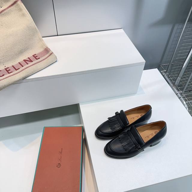 高品质出厂400！小众潮牌Loro Piana诺悠L 早秋新款流苏小牛皮粗跟乐福鞋老钱风复古单鞋！ 流苏休闲鞋是对经典设计的隽永诠释，其锥形线条和同色系皮革流苏