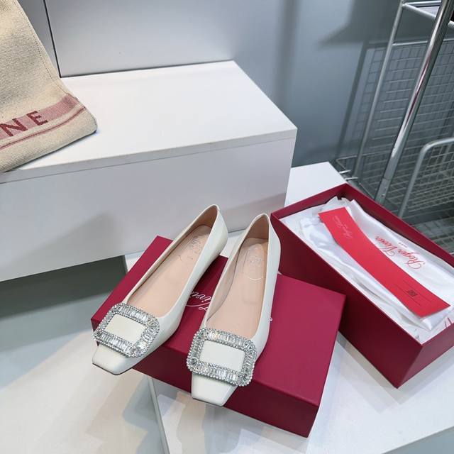 高品质出厂 !顶级品质Roger Vivier真丝钻扣方头粗跟单鞋婚鞋!经典系列,自信姿态定格迷人风采!优雅永不过时宝子们,一眼迷住经典方钻扣饰在光线下璀璨闪耀 高品质出厂 !顶级品质Roger Vivier真丝钻扣方头粗跟单鞋婚鞋!经典系列,自信姿态定格迷人风采!优雅永不过时宝子们,一眼迷住经典方钻扣饰在光线下璀璨闪耀