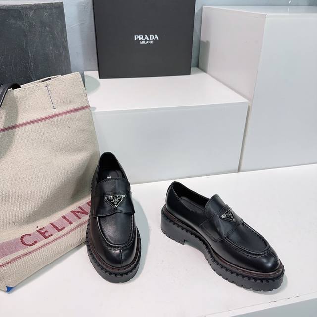 高品质出厂 ！顶级品质Prada 普拉达25春夏松糕厚底复古擦色经典三角标乐福鞋！ 这款鞋面搭配经典三角标金属扣，中和了整个鞋子的气质，完全不会特别正式或者老气