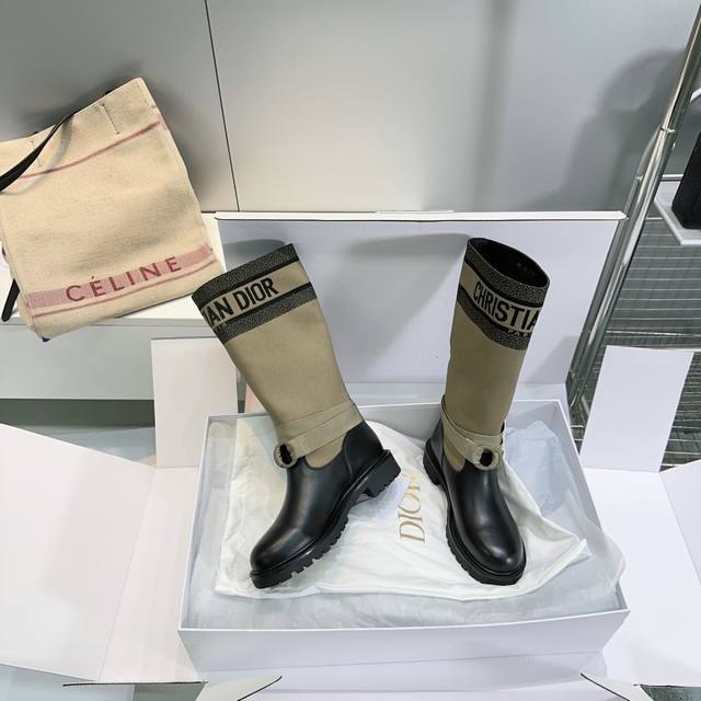 高品质出厂 ！渠道顶级货！原版购入全面升级！材质原版一致！市面最顶级欢迎对比！ Dior迪奥2025Ss秋冬经典布面一脚蹬骑士靴军靴系列！最新涂鸦Logo新色
