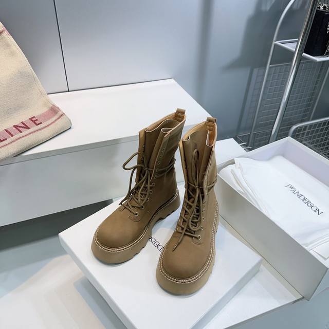 高品质出厂 ！顶级品质Jw Anderson 25Ss秋冬潮牌新款松糕厚底马丁靴短靴！英国小众品牌独特而不夸张的设计、不易撞款、每款鞋子都足以引领潮流、个性是J