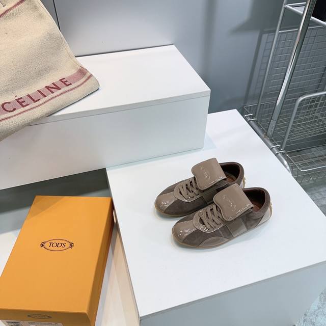 高品质出厂 ！顶级品质！ 莞产原单渠道！ Tods托德斯25秋冬 新款阿甘休闲运动鞋 德训鞋！ 质感看得出来！皮扣可以拆卸两穿模式！质感满满！ 鞋面采用小牛皮