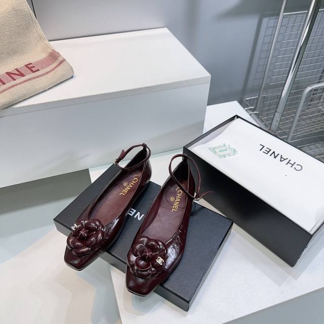 高品质出厂 ！顶级品质Chanel香奈儿25Ss秋冬新品小香山茶花平底方头单鞋 ！绝绝子好看 吹爆～极简设计 独特方头 玛丽珍控必入～极简而精巧的俏皮玛丽珍鞋，