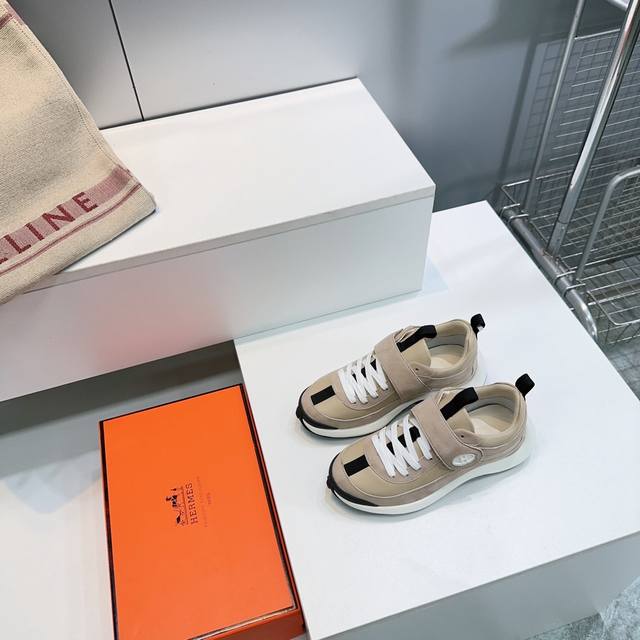 高品质出厂 ！顶级品质Hermes 爱马仕25秋冬魔术贴厚底休闲运动鞋！ 休闲之履运动老爹鞋结合与麂皮山羊皮，鞋面饰以标志性“H”字母，鲜艳色彩展现活力，延续品