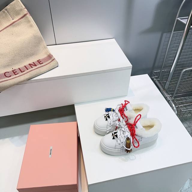 高品质出厂毛里 ！顶级品质缪缪Miumiu25秋冬专柜主打最新款保暖羊毛里松糕厚底彩色系带休闲小白鞋饼干鞋 高级感十足！国内外博主刷爆的一款，复古又时髦 上脚美