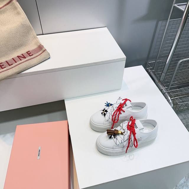 高品质出厂 ！顶级品质缪缪Miumiu25秋冬专柜主打最新款松糕厚底彩色系带休闲小白鞋饼干鞋 高级感十足！国内外博主刷爆的一款，复古又时髦 上脚美炸了！官网主推