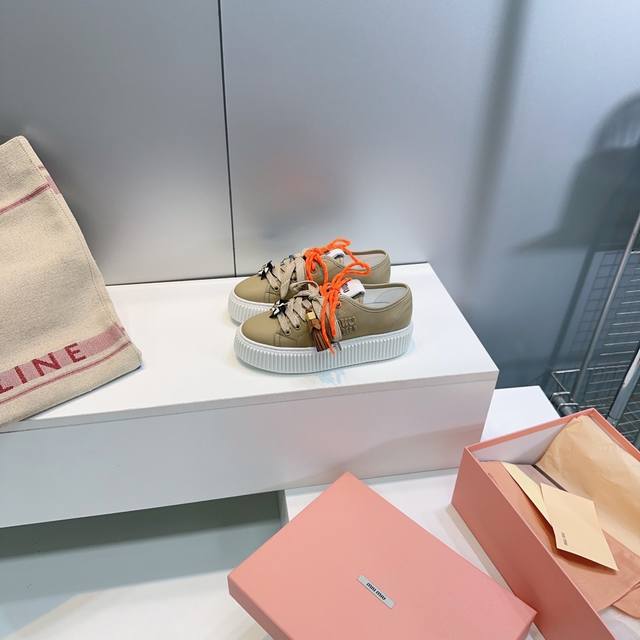 高品质出厂 ！顶级品质缪缪Miumiu25秋冬专柜主打最新款松糕厚底彩色系带休闲小白鞋饼干鞋 高级感十足！国内外博主刷爆的一款，复古又时髦 上脚美炸了！官网主推