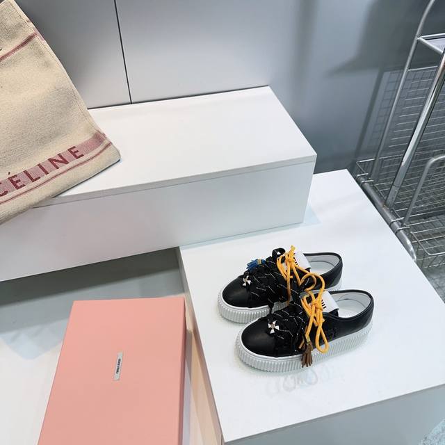 高品质出厂 ！顶级品质缪缪Miumiu25秋冬专柜主打最新款松糕厚底彩色系带休闲小白鞋饼干鞋 高级感十足！国内外博主刷爆的一款，复古又时髦 上脚美炸了！官网主推