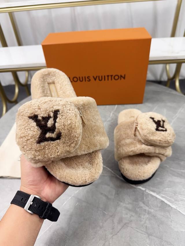路易威登爆款上市 Louis Vuitton 2025新款羊毛拖鞋细柔软羊毛 頂级品质纯皮毛一体直毛打造！超温暖的感觉，穿上仿佛踩在云朵上Lv经典老花装饰，精致
