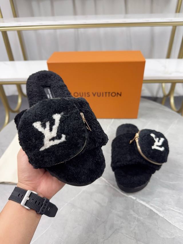路易威登 Louis Vuitton 2025新款羊毛拖鞋细柔软羊毛 頂级品质纯皮毛一体直毛打造！超温暖的感觉，穿上仿佛踩在云朵上Lv经典老花装饰，精致高级！让