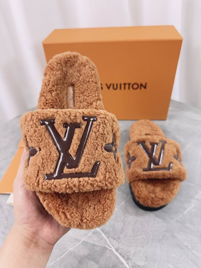 驴家Lv路易威登 爆款上市 Louis Vuitton 新款羊毛拖鞋细柔软羊毛 頂级品质纯皮毛一体直毛打造！超温暖的感觉，穿上仿佛踩在云朵上Lv经典老花装饰，精