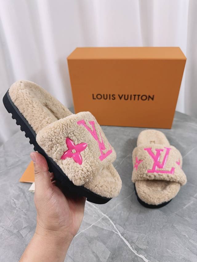 驴家Lv路易威登 爆款上市 Louis Vuitton 新款羊毛拖鞋细柔软羊毛 頂级品质纯皮毛一体直毛打造！超温暖的感觉，穿上仿佛踩在云朵上Lv经典老花装饰，精