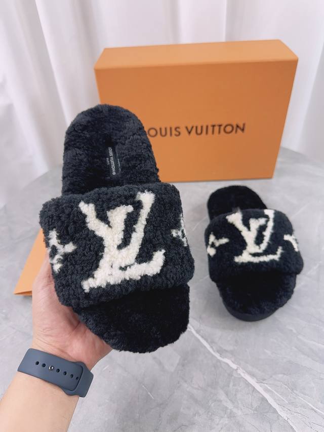 驴家Lv路易威登 爆款上市 Louis Vuitton 新款羊毛拖鞋细柔软羊毛 頂级品质纯皮毛一体直毛打造！超温暖的感觉，穿上仿佛踩在云朵上Lv经典老花装饰，精