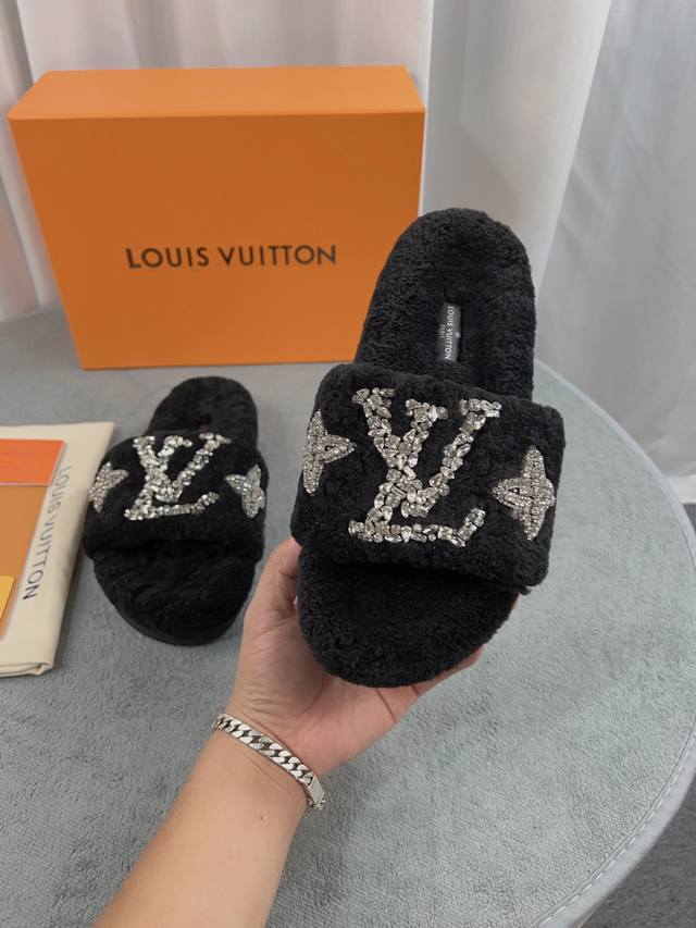 驴家Lv路易威登 爆款上市 Louis Vuitton 新款羊毛拖鞋细柔软羊毛 頂级品质纯皮毛一体直毛打造！超温暖的感觉，穿上仿佛踩在云朵上Lv经典老花装饰，精
