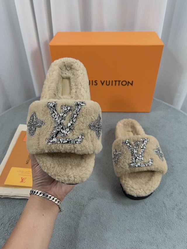 驴家Lv路易威登 爆款上市， Louis Vuitton 新款羊毛拖鞋细柔软羊毛 頂级品质纯皮毛一体直毛打造！超温暖的感觉，穿上仿佛踩在云朵上Lv经典老花装饰，