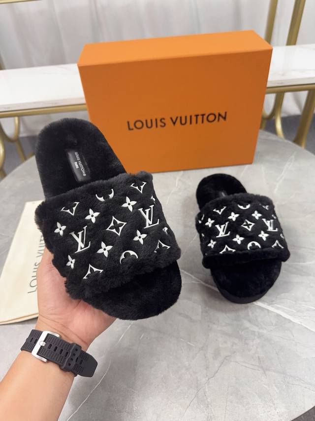 驴家Lv路易威登 爆款上市 Louis Vuitton 2025新款羊毛拖鞋细柔软羊毛 頂级品质纯皮毛一体直毛打造！超温暖的感觉，穿上仿佛踩在云朵上Lv经典老花
