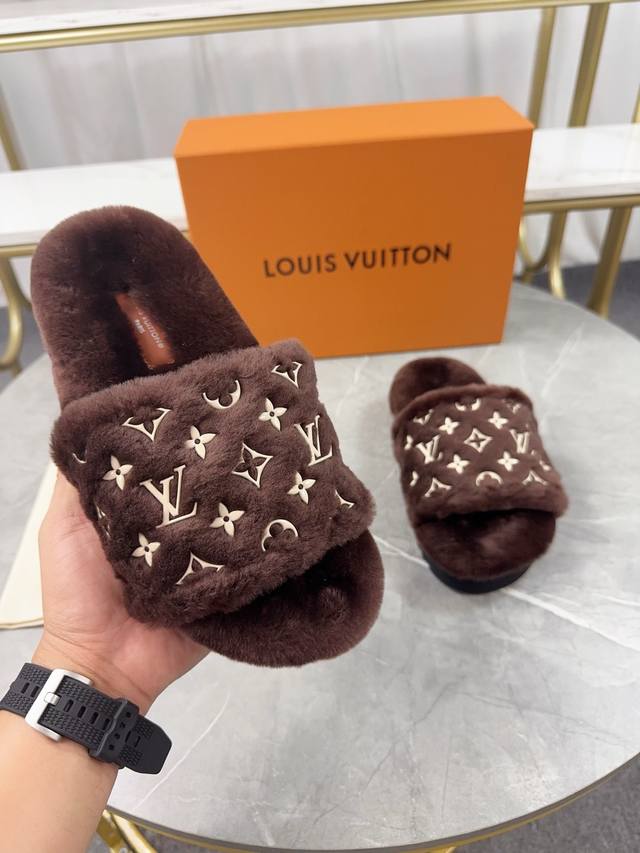 驴家Lv路易威登 爆款上市 Louis Vuitton 2025新款羊毛拖鞋细柔软羊毛 頂级品质纯皮毛一体直毛打造！超温暖的感觉，穿上仿佛踩在云朵上Lv经典老花