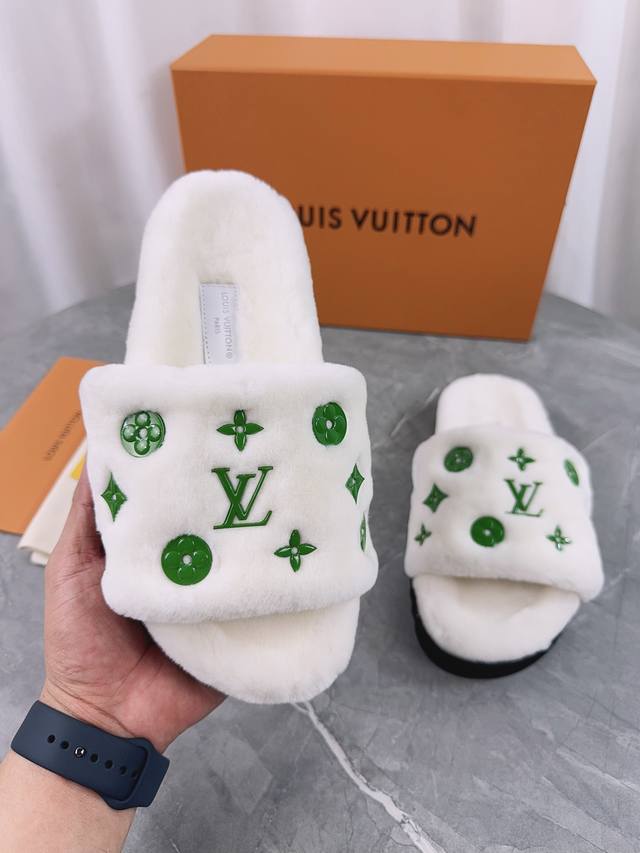 驴家Lv路易威登 爆款上市， Louis Vuitton 新款羊毛拖鞋细柔软羊毛 頂级品质纯皮毛一体直毛打造！超温暖的感觉，穿上仿佛踩在云朵上Lv经典老花装饰，