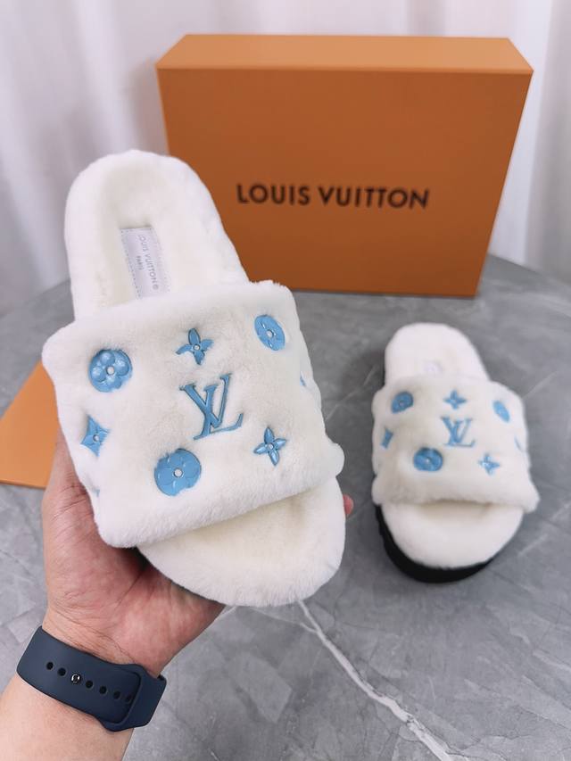 驴家Lv路易威登 爆款上市 Louis Vuitton 新款羊毛拖鞋细柔软羊毛 頂级品质纯皮毛一体直毛打造！超温暖的感觉，穿上仿佛踩在云朵上Lv经典老花装饰，精