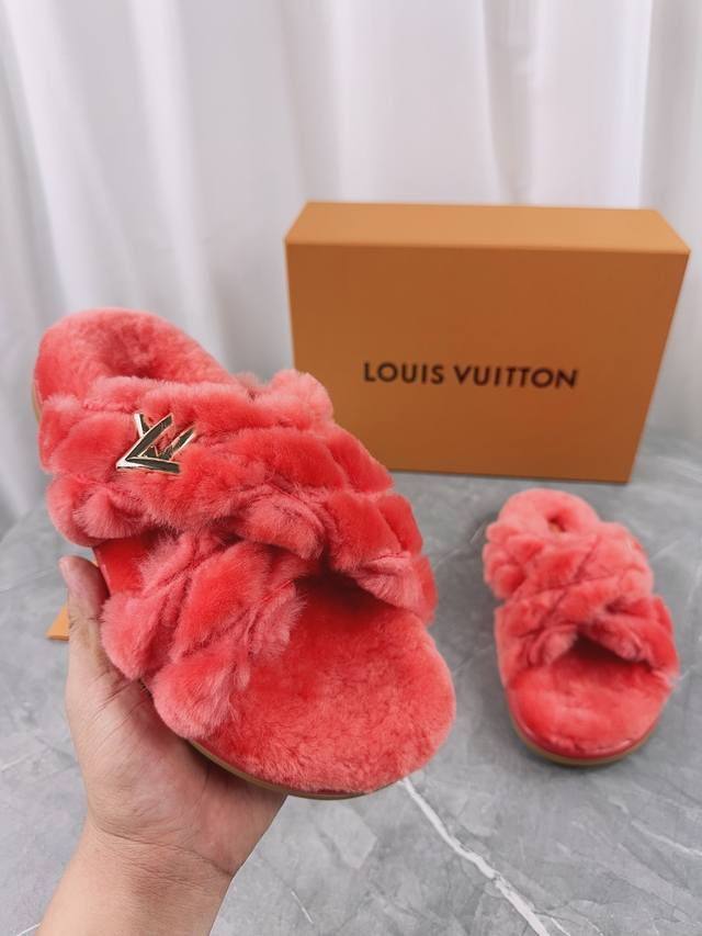 驴家Lv路易威登 爆款上市 Louis Vuitton 新款羊毛拖鞋细柔软羊毛 頂级品质纯皮毛一体直毛打造！超温暖的感觉，穿上仿佛踩在云朵上Lv经典老花装饰，精