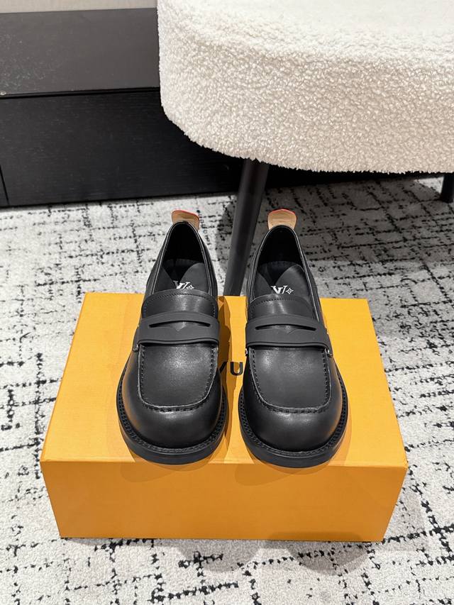 Louis Vuiteeon Lv 25 Bubble 情侣款厚底小皮鞋经典老花 棋盘格乐福鞋 Lv Bubble 系带鞋取材光滑牛皮革，巧妙诠释Pharrel