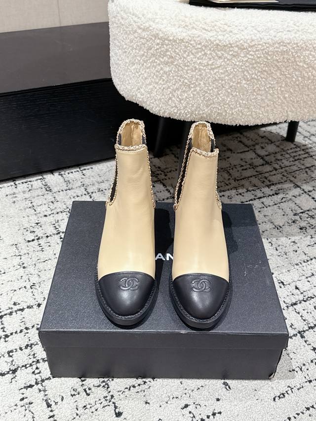 秋冬新款Chanel 25 小香经典拼色链条粗跟短靴厚底切尔西 马丁靴 这款厚底在欧美街拍中出境率超高，Ins也是火了一把，整体线条流畅性保持跟原版一致，真的太