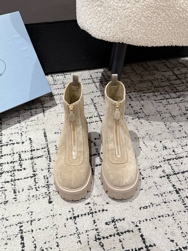 Prada 普拉达 25 经典三角标一脚蹬王炸女靴 短靴 冬天买不到的系列，绝对是今年的大爆款！！贼好看！Prada靴子真的很哇塞！上脚大气显腿瘦气质这块刚好拿